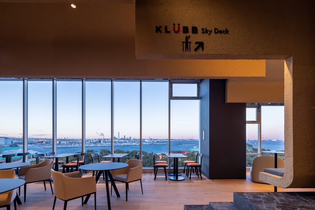 北側クラブラウンジ：東京湾の眺望と「金沢の森」の緑を堪能できます