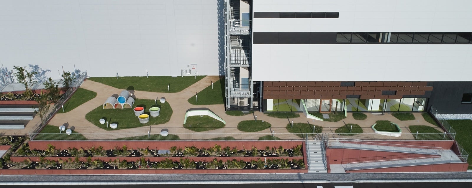 バーンクラブ尼崎は広い園庭を備え、開放的な空間