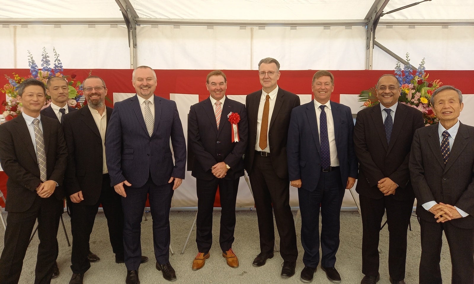 地鎮祭にて、ESR代表取締役　スチュアート・ギブソン（中央）、取締役・松波英明（右端）、 データセンターCEO　ディアーミッド・マセイ（右から4人目）他、当社のデータセンターチーム