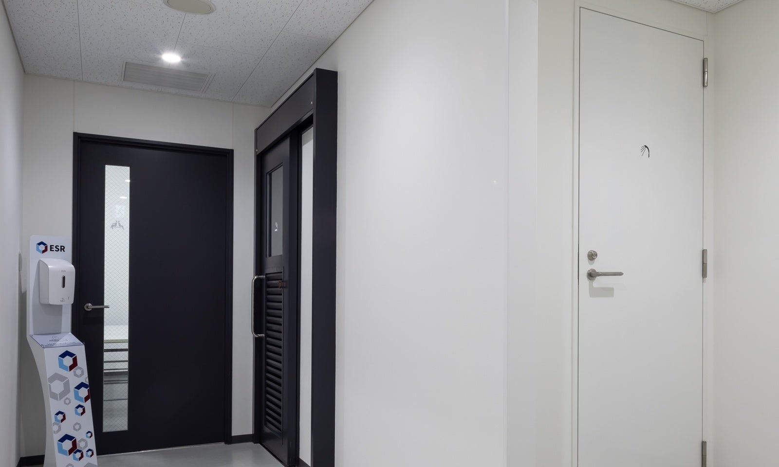 ドライバー用の休憩室（正面）、喫煙所（奥右）トイレ、 シャワー室2基（手前右）も完備