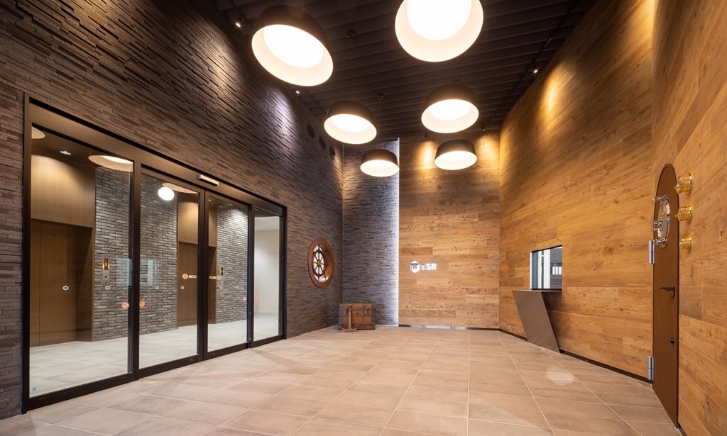 メインエントランスホールは船着き場をイメージさせるデザイン