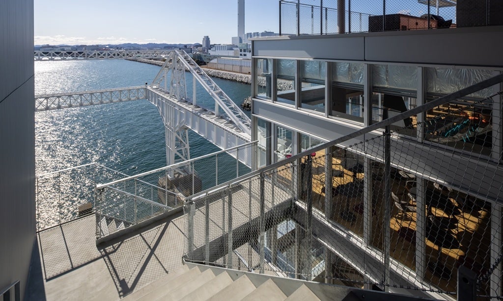 3階ラウンジから屋上スカイデッキをつなぐ吹き抜けテラス