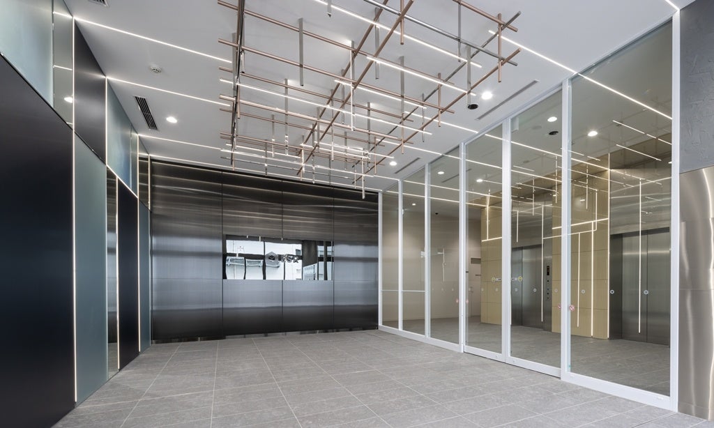 サブエントランスホールは光を活かし近未来をイメージさせるデザイン