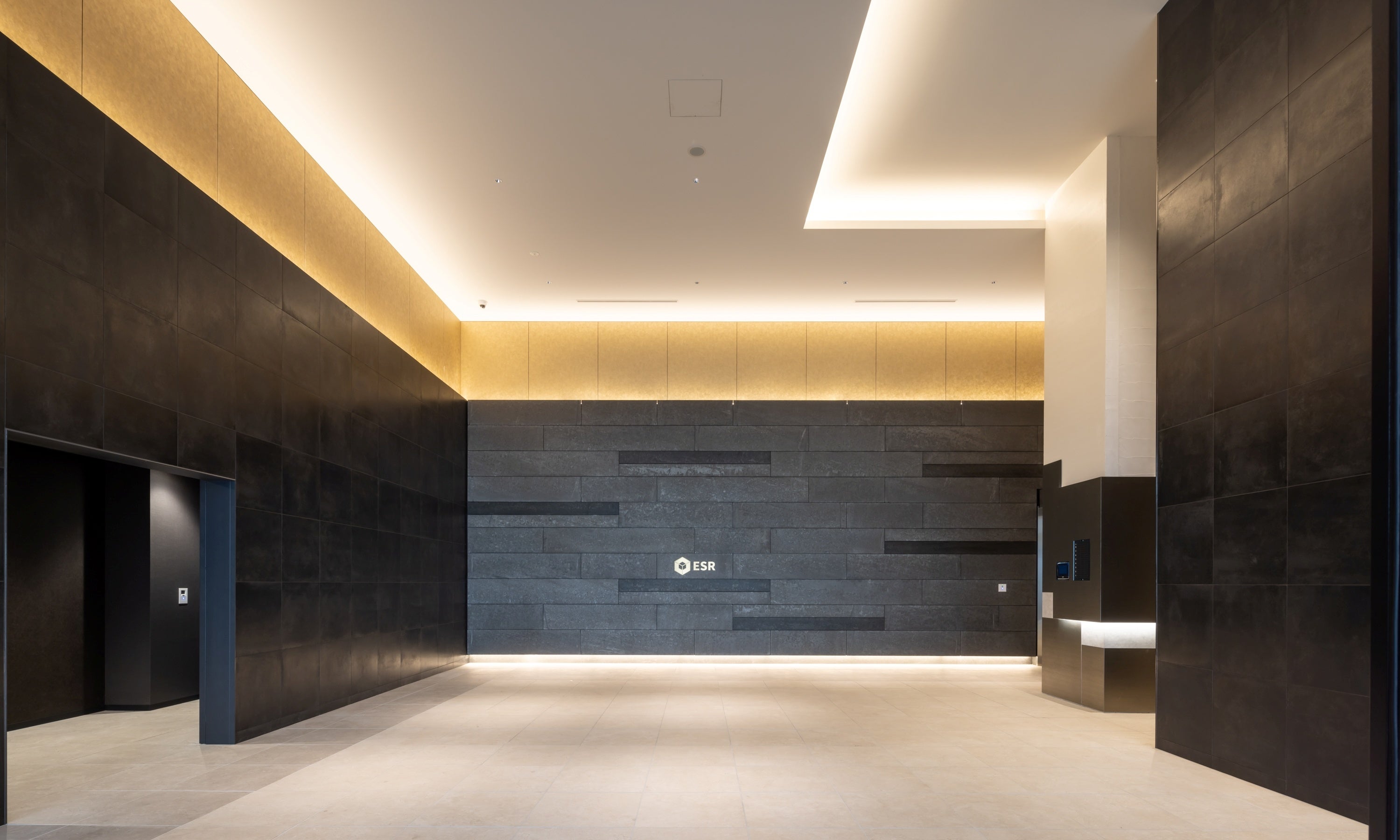 西側エントランス