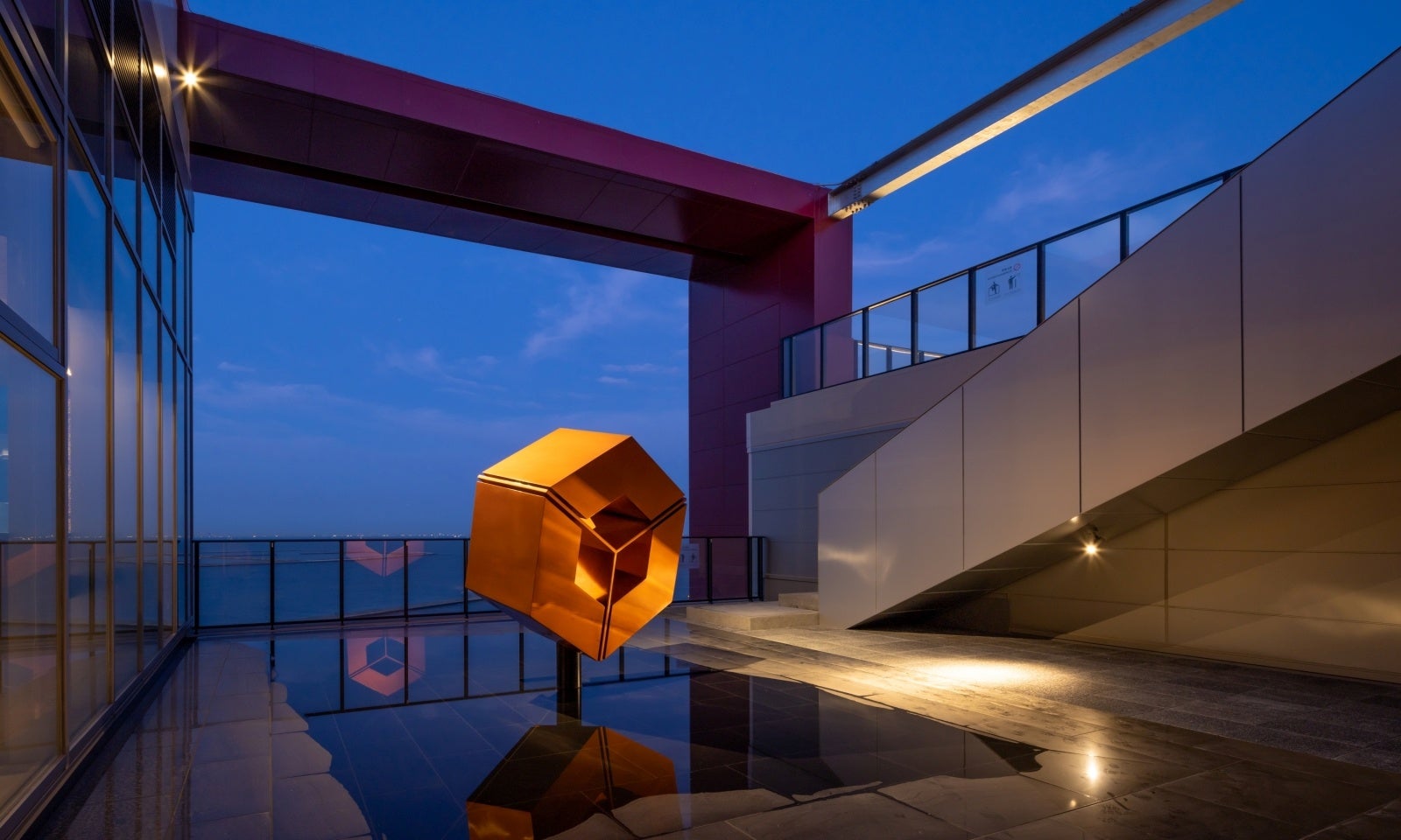 ロゴのオブジェは離発着する飛行機から見えるよう斜め上向きに