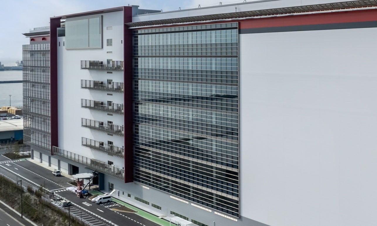 オフィスビルで多く使用されているカーテンウォールを採用