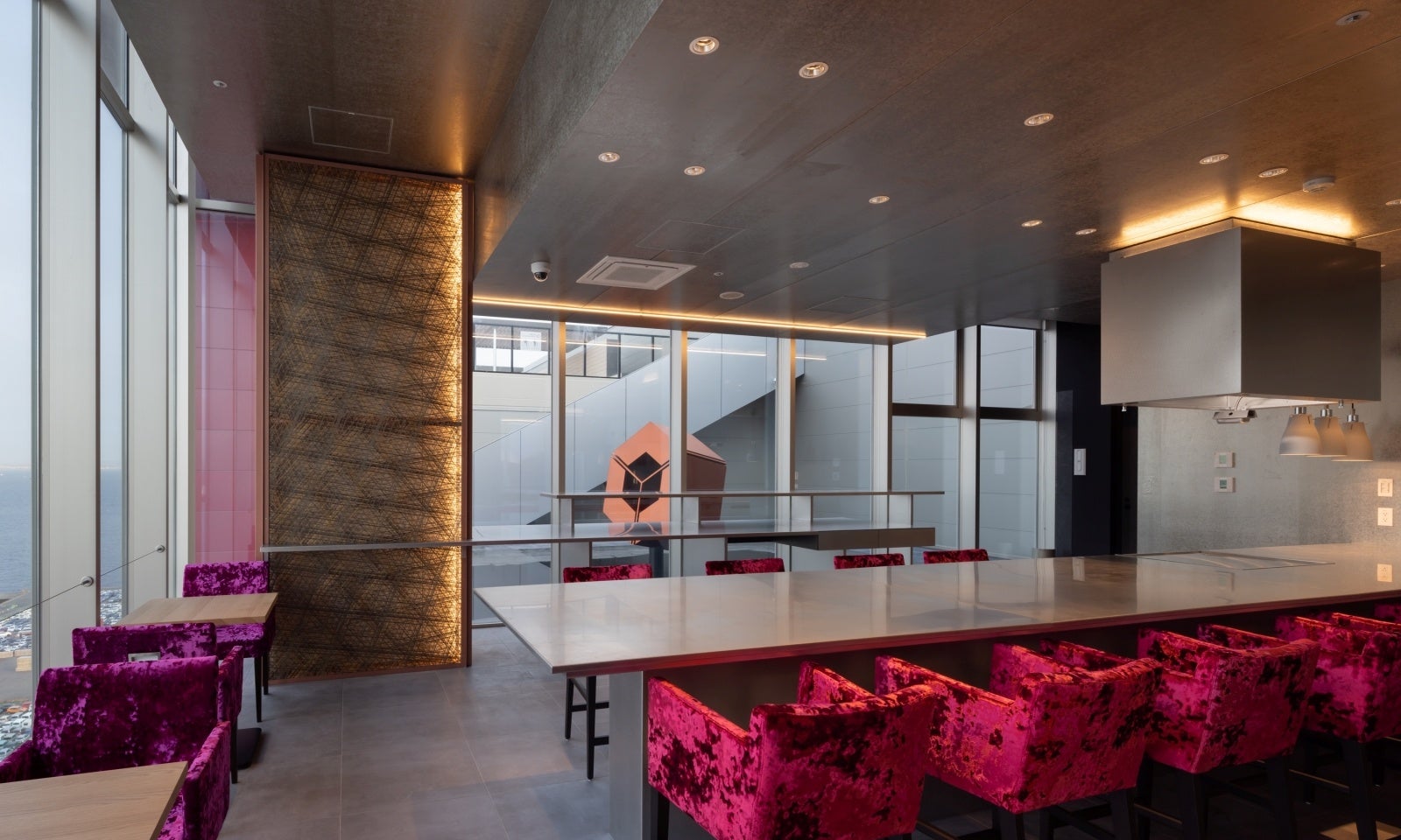 9階は暖炉やバーカウンターを備えた空間。プライベートダイニングも。