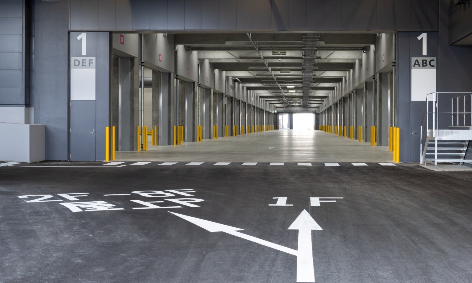 一方通行の中央車路式