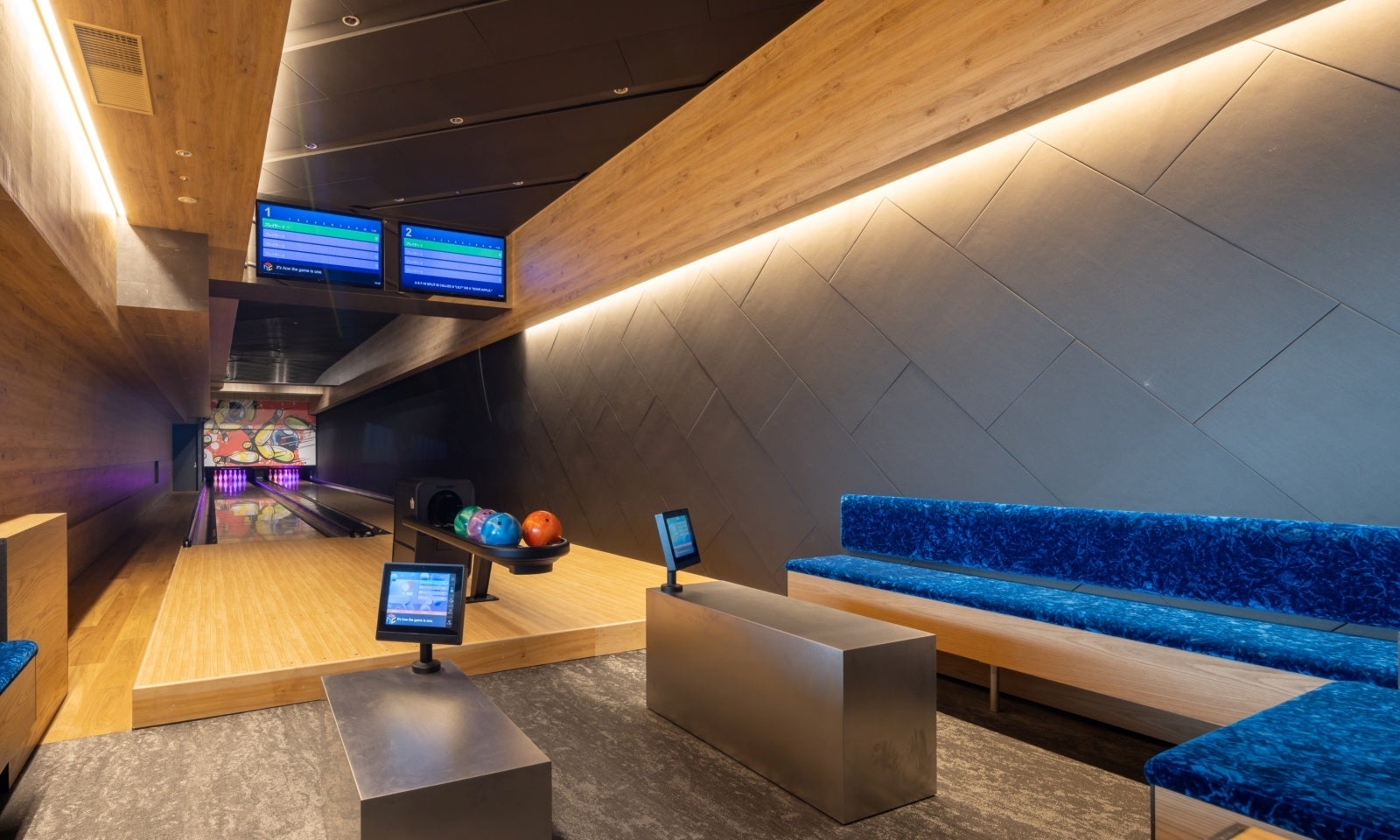 東ラウンジはメゾネットで8階にはボーリングレーン。