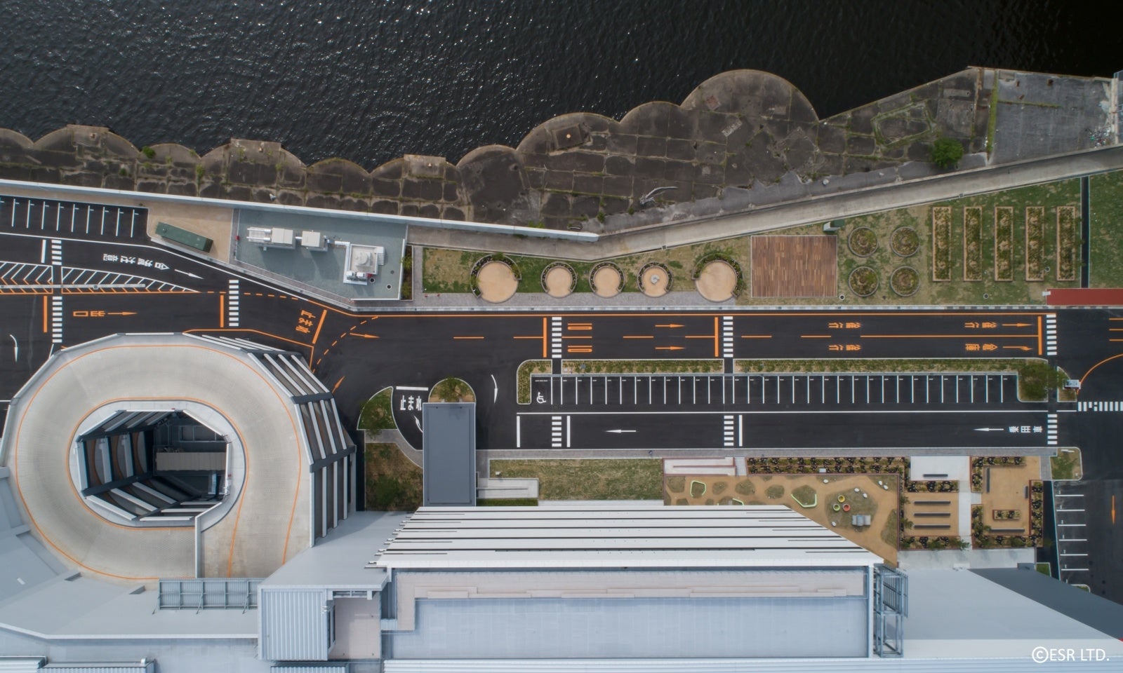 尼崎DCの西側護岸とKLÜBB Park