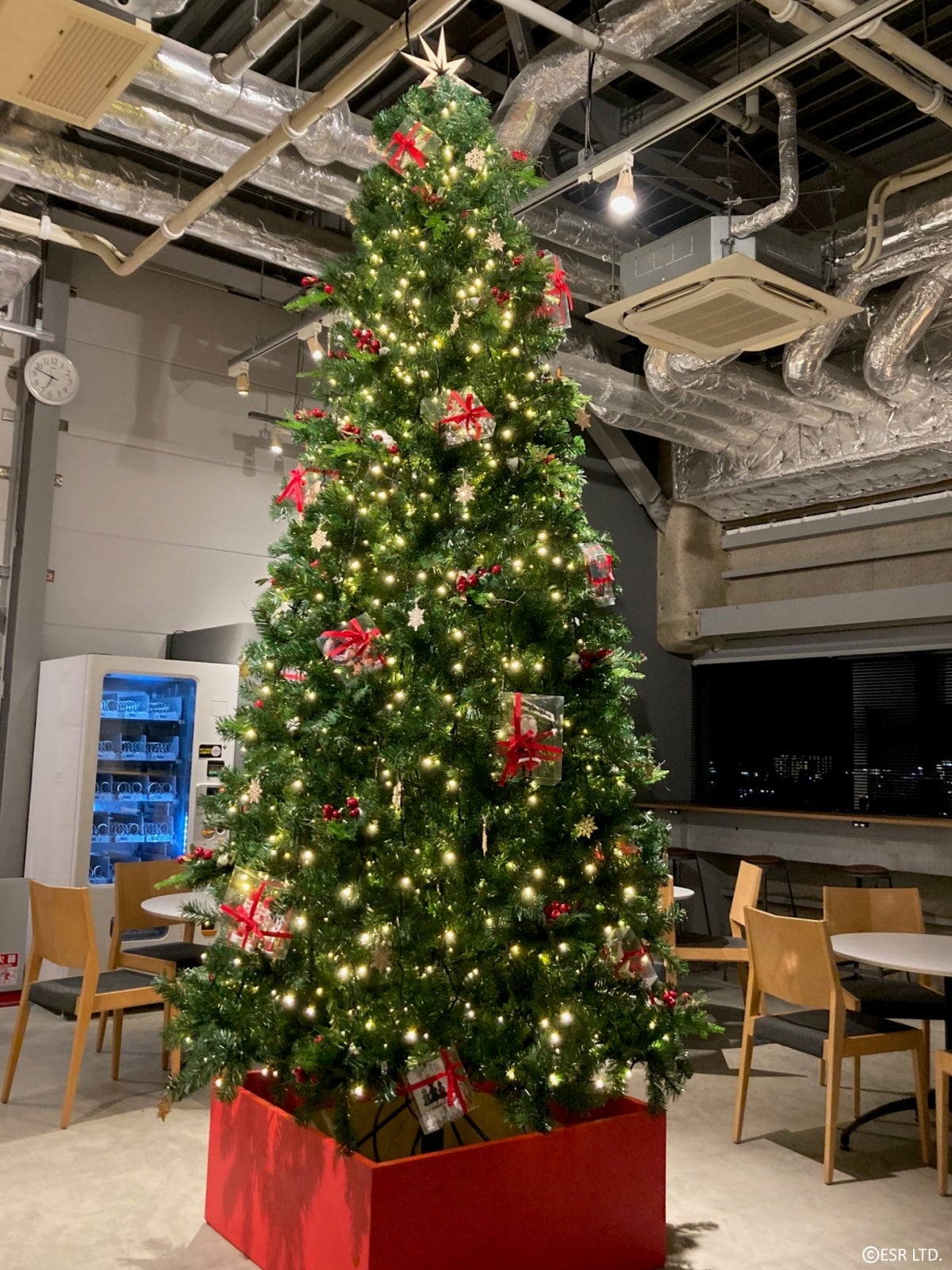 ラウンジのクリスマスツリーのオーナメント作りにも今回トライします