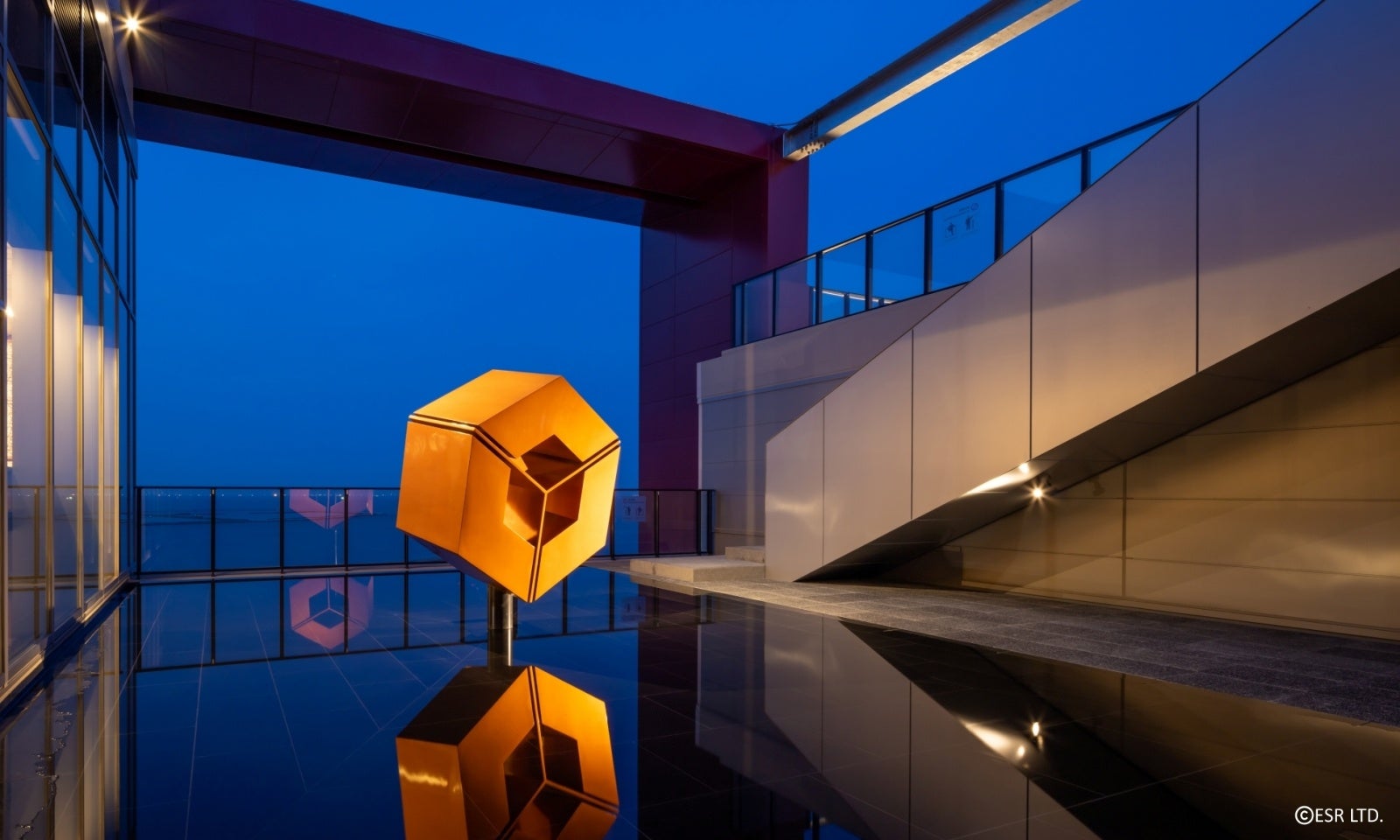 ロゴオブジェのあるテラス