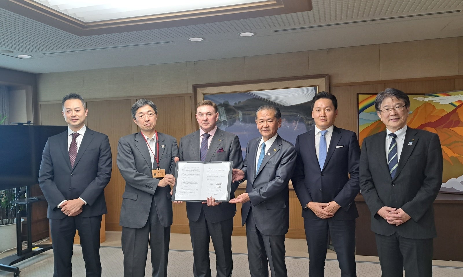6 ⽉ 12 ⽇に熊本県庁で⾏われた締結式にて(左より)ESR・⾼橋佑輔、熊本県・⽊村敬知事、スチュアートギブソン、⼋代市・中村博⽣市⻑、 マーキュリーキャピタル・韓敬三代表取締役社⻑、福島誠治副市⻑