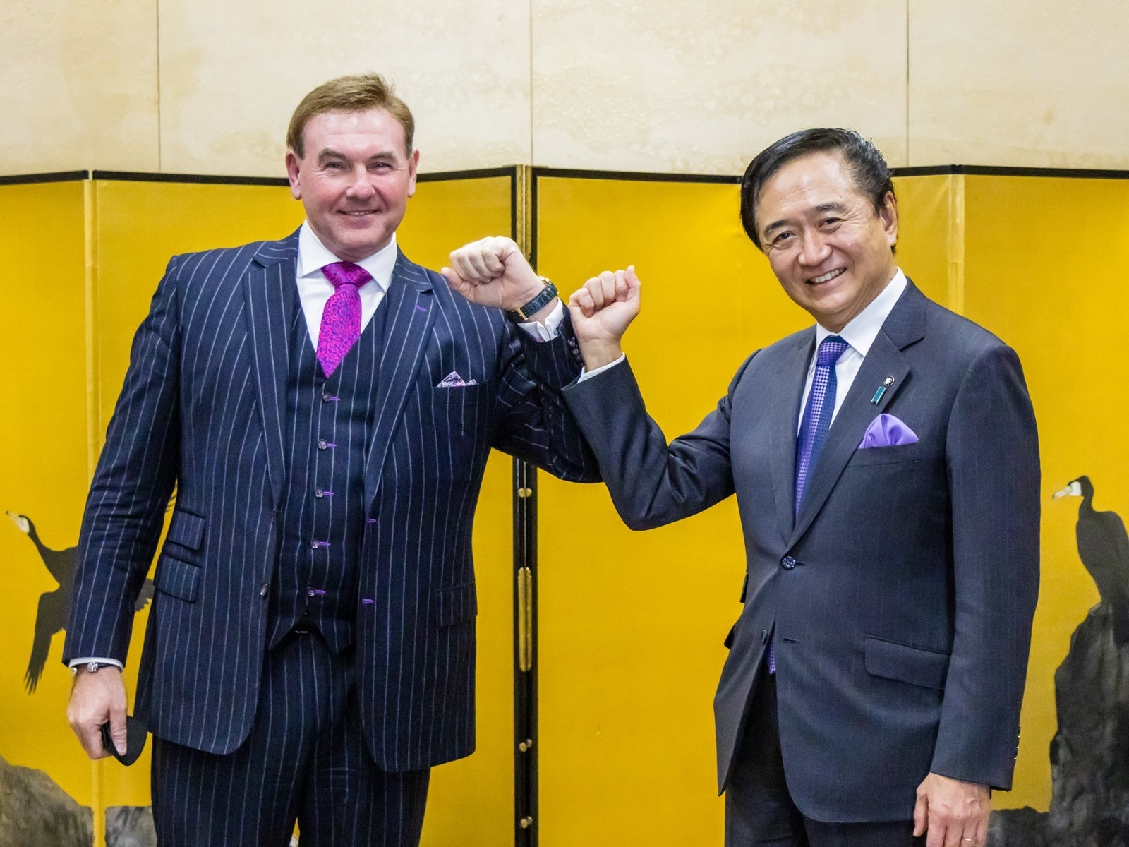 （左）ESR代表取締役　スチュアート・ギブソン　（右）神奈川県 黒岩祐治知事