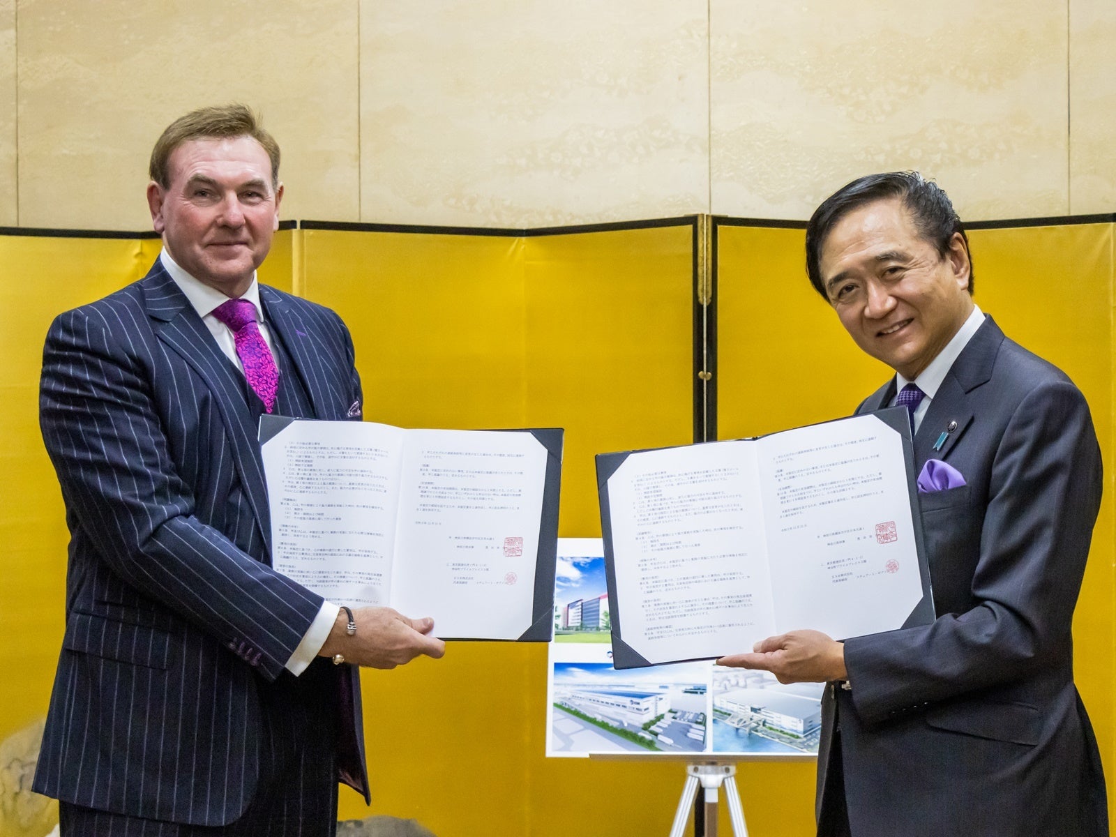 協定締結式にて協定書の交換を行いました