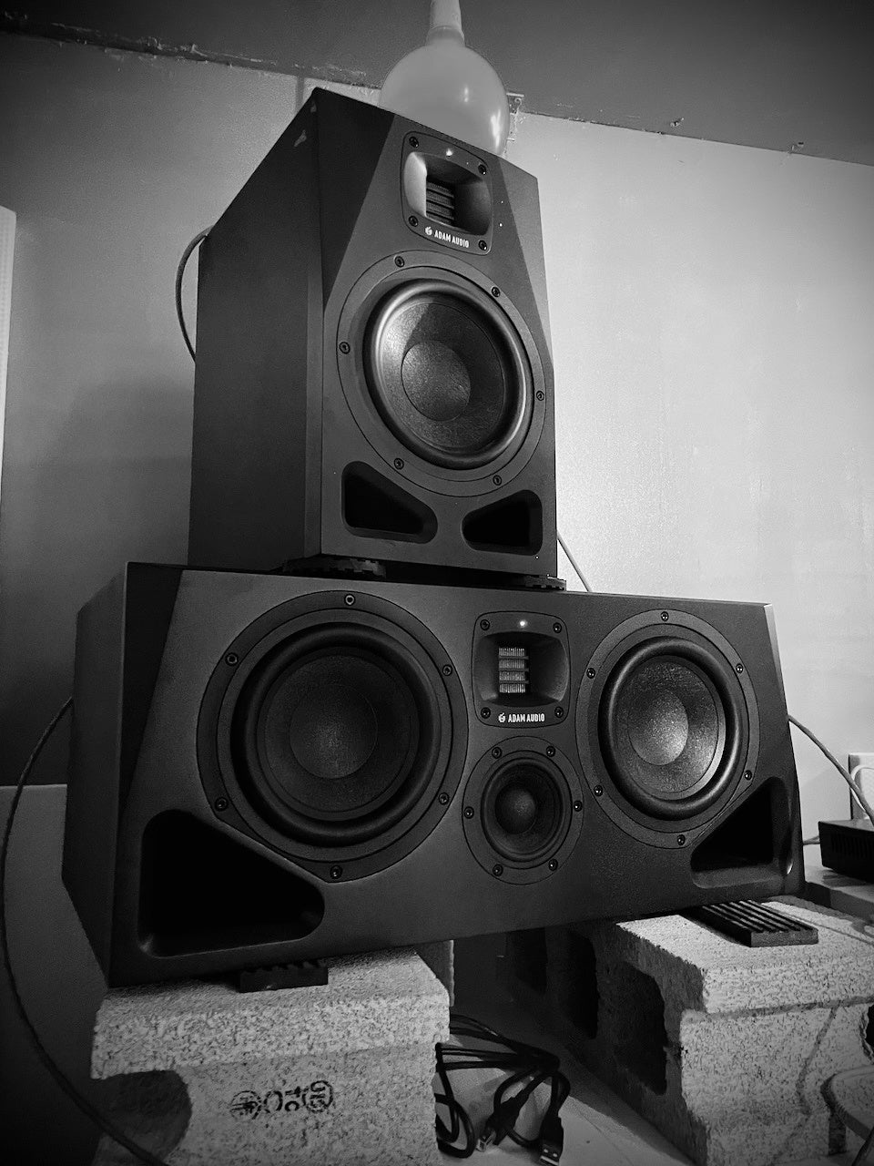 世界中のサウンドエンジニアが信頼を寄せるADAM AUDIOのモニタースピーカー