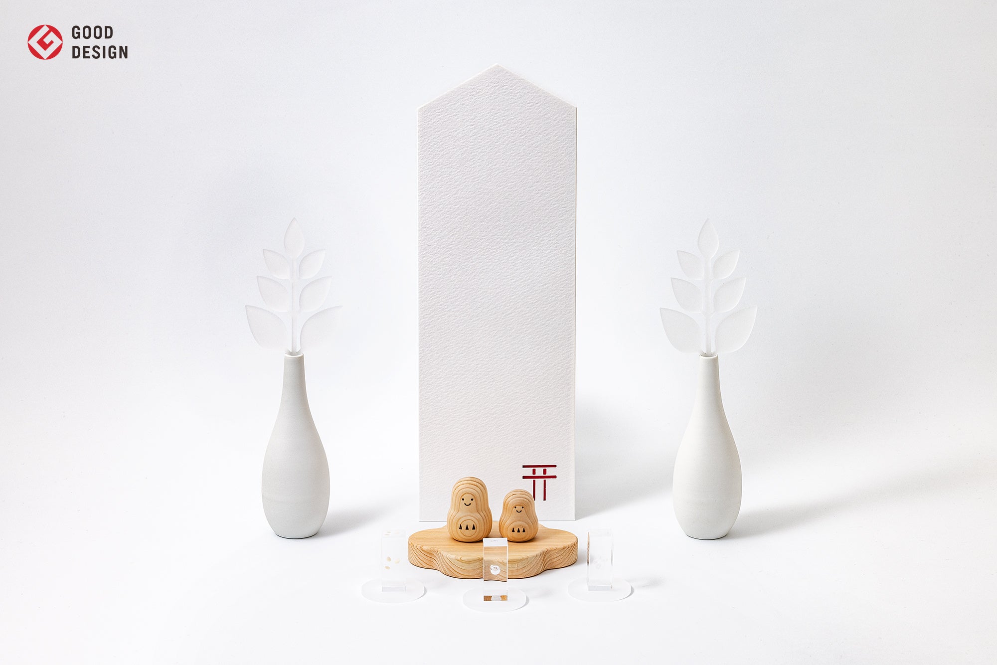 グッドデザイン賞受賞「貼る神棚」を中心とした、設置の自由度が高いセット。