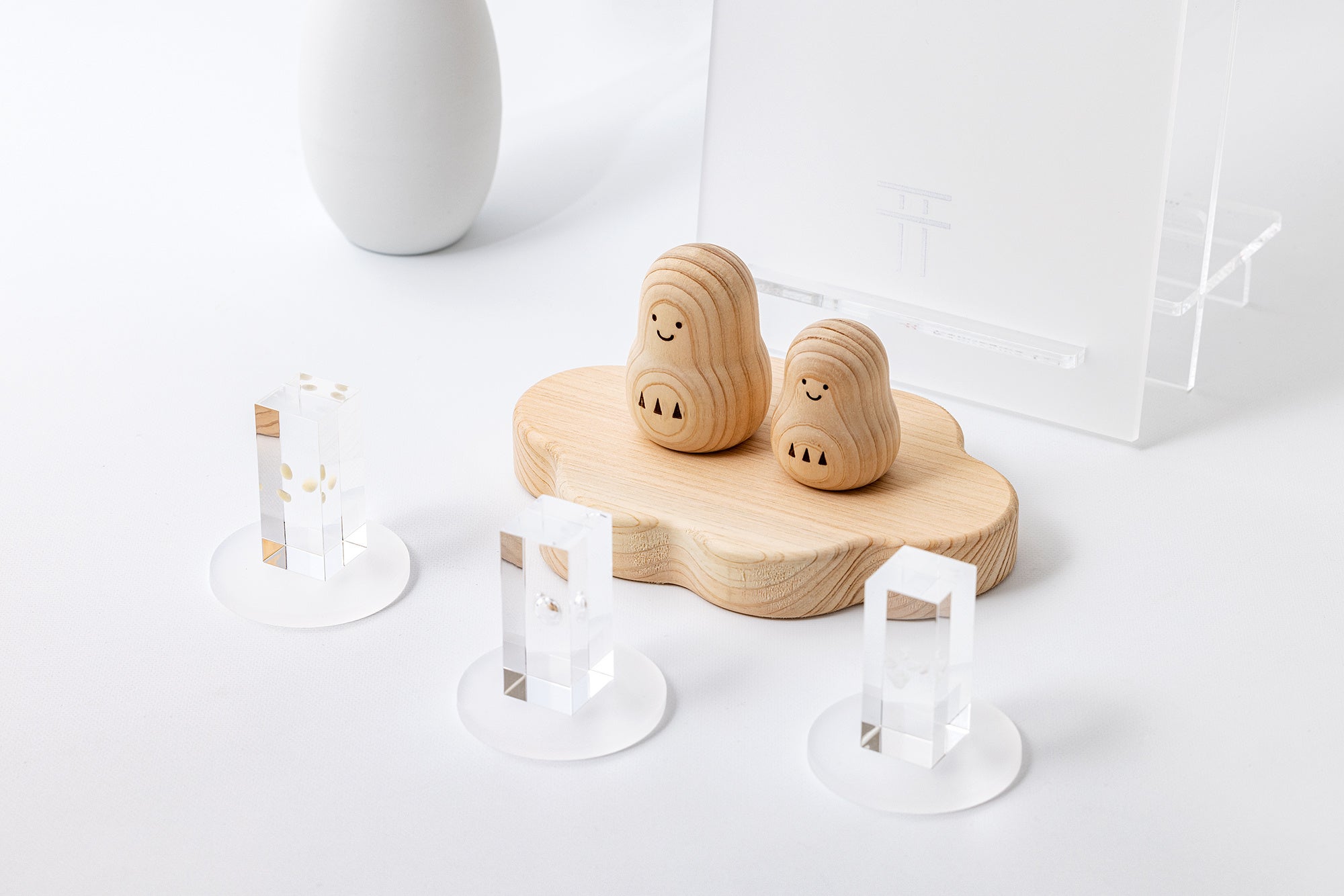 神棚に「かわいさ」をプラスし、敷居をグッと下げる「願い小だるま」のセット。