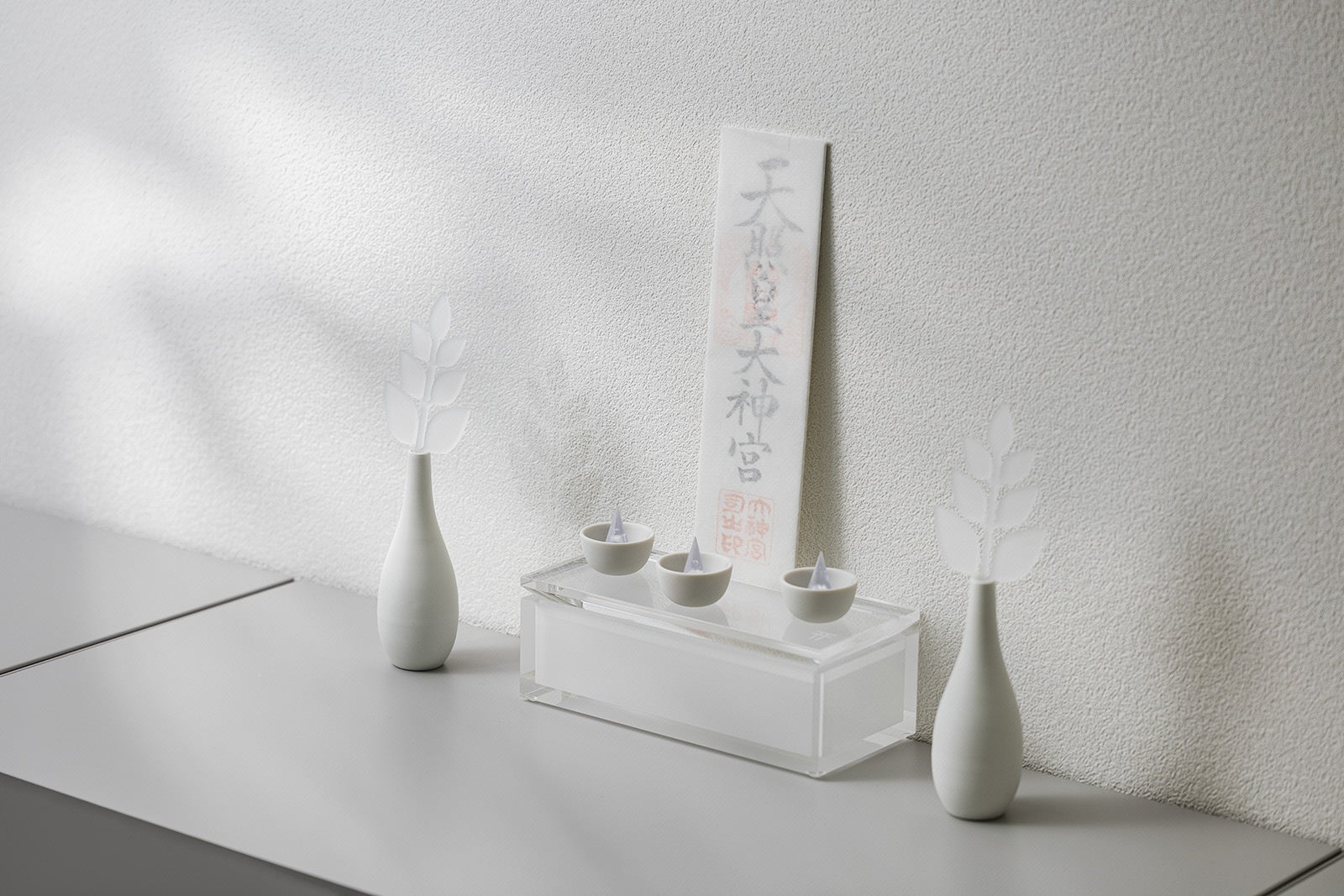 上部のスリットと壁を用いて、御札を立てて置き形の神棚としても。