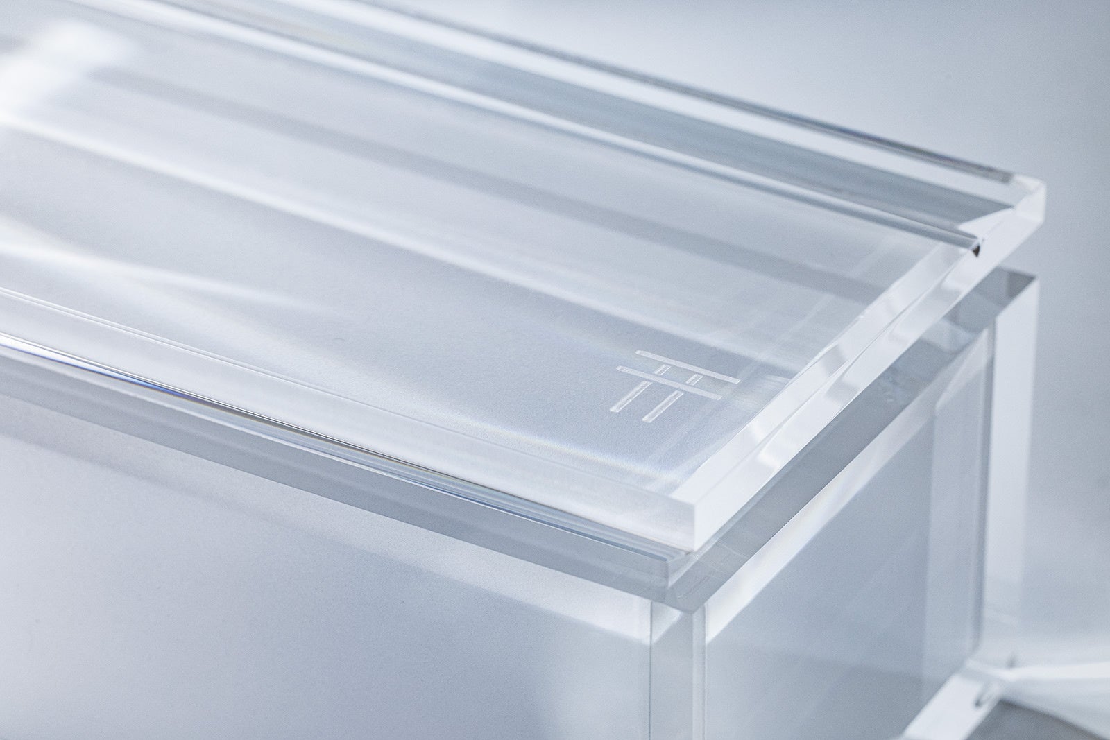 樹脂をカットする角度、透明と半透明の組合せで、光を複雑に乱反射。