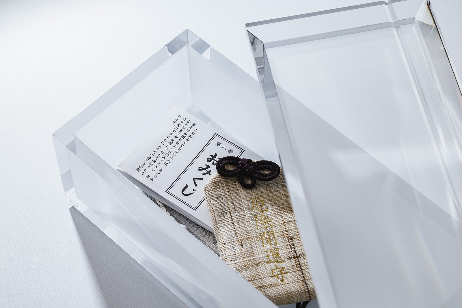 中には、買ってきたお守りやおみくじなど、仕舞う場所に迷うものをまとめて収めておけます。