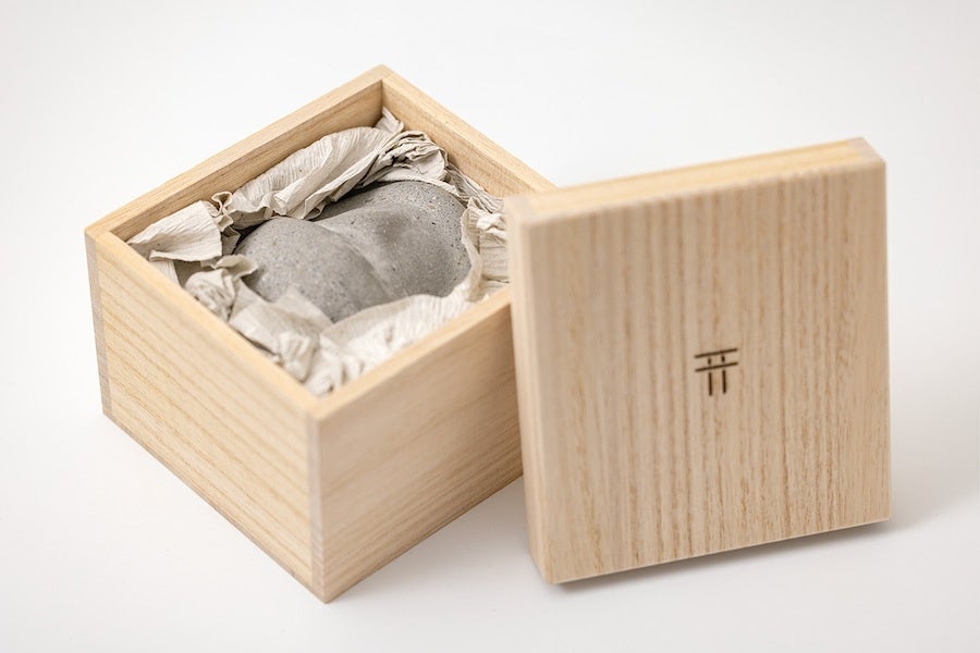 「かみさまとおうち」オリジナル桐箱と専用台座付きでお届け。