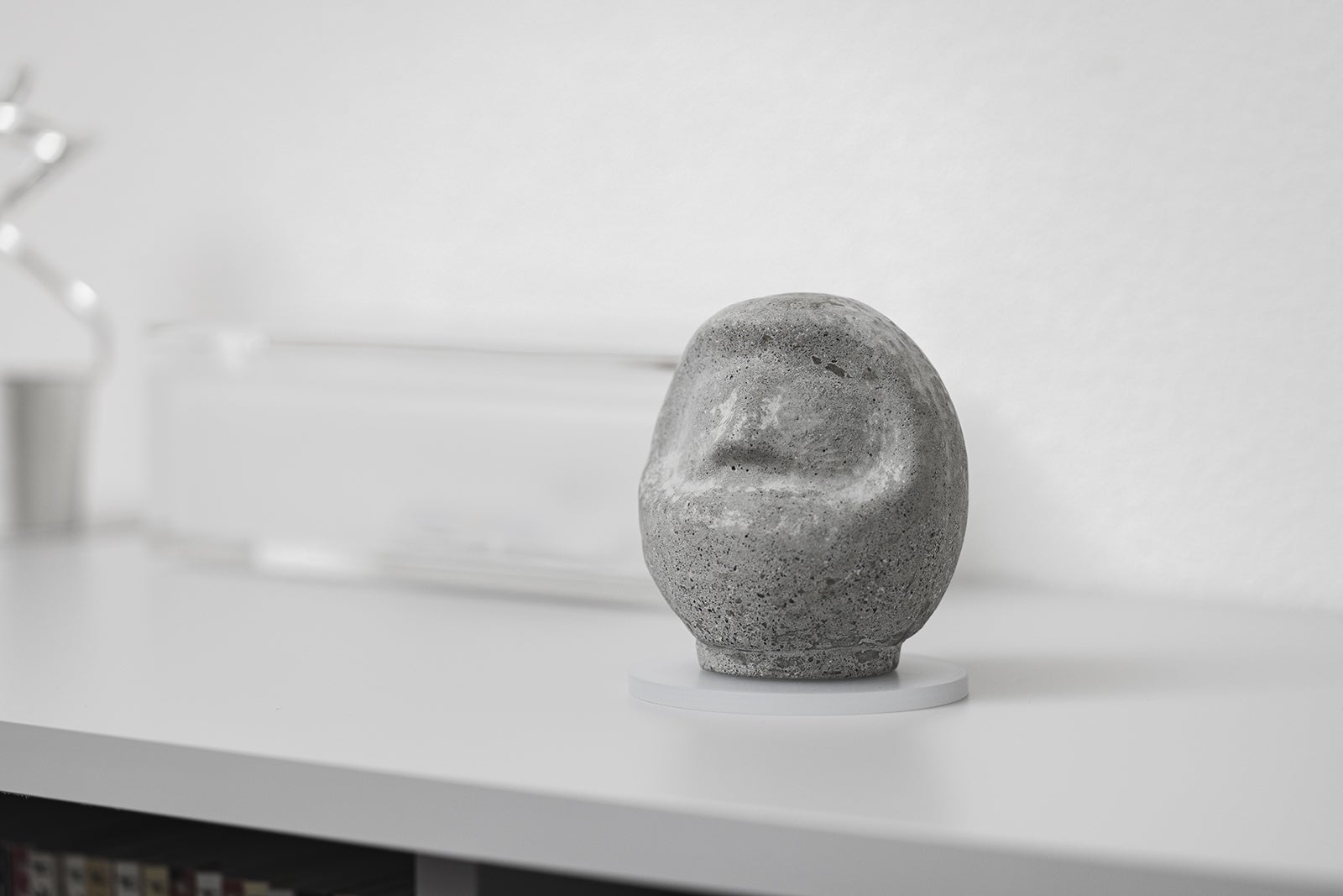 ダルマを感じるフォルムのみを活かし、無地のデザインを採用。