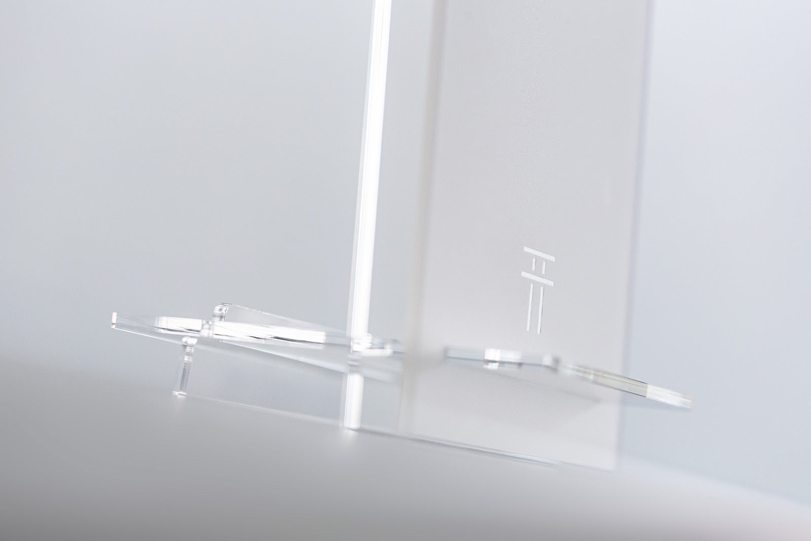 透明度の高い特殊なアクリル樹脂製。光に当たり美しく輝きます。