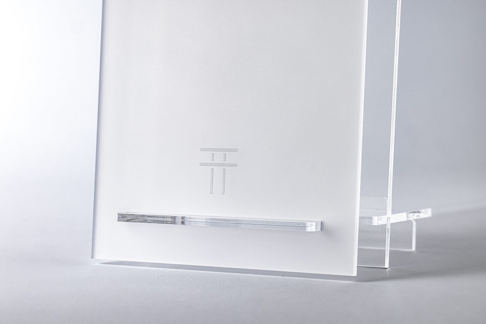 鳥居マークの彫刻。