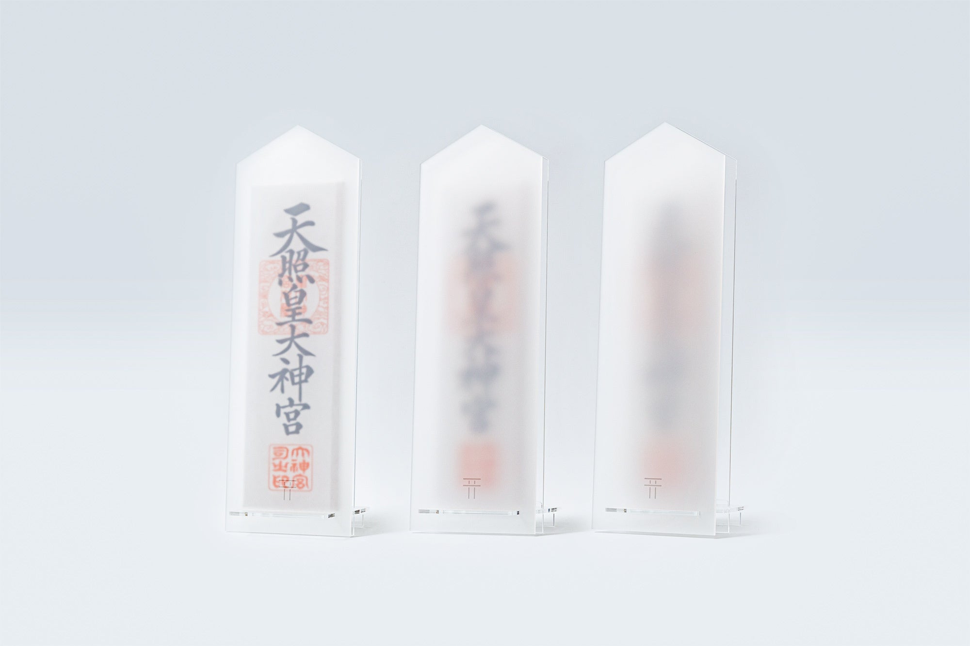 手前の磨りガラス調のカバーの位置により、御札の見え方が変化。