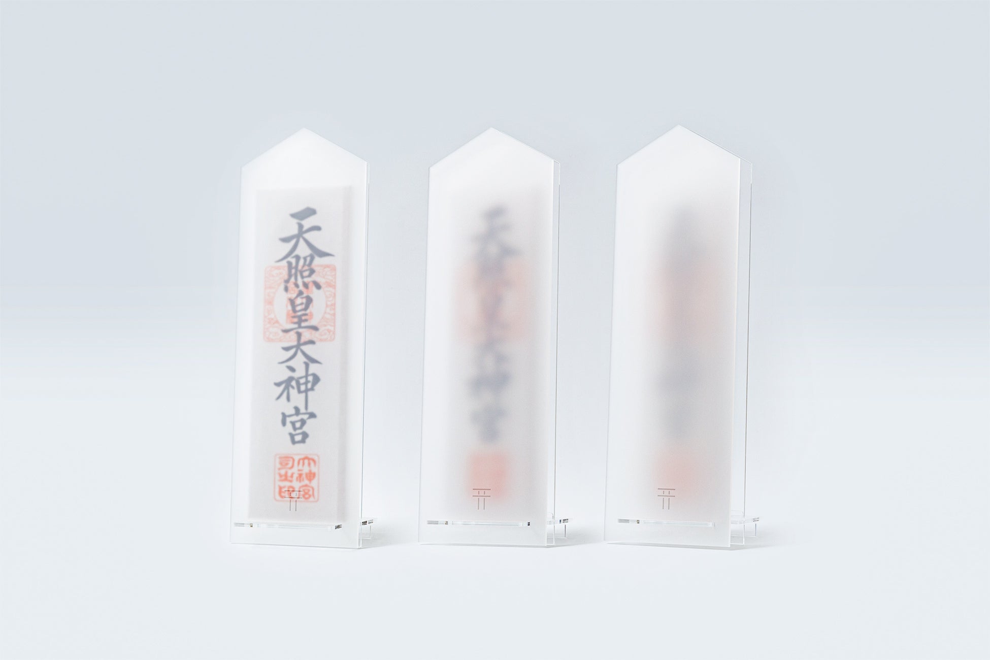 手前の磨りガラス調のカバーの位置により、御札の見え方が変化。