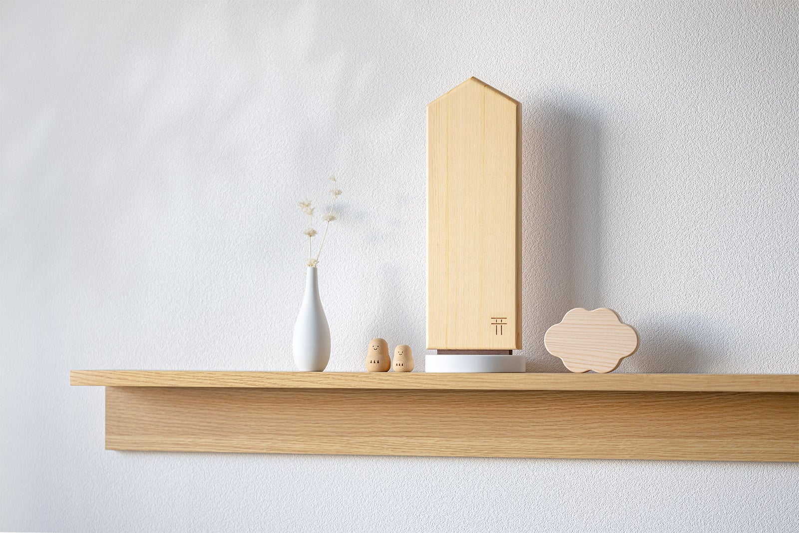 従来の雲型と違い、神棚周りに置いてもやさしい雰囲気にまとまります。