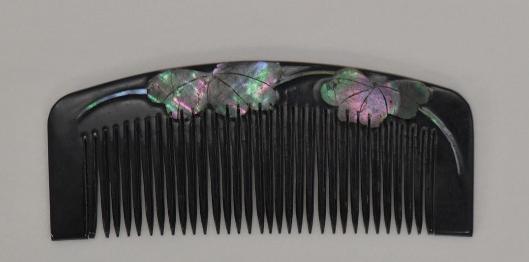螺鈿櫛（京都産業大学ギャラリー）