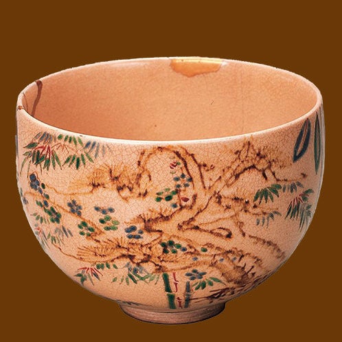六代錦光山宗兵衛（推定）《銹絵染付松竹梅宝尽文茶碗》（京都工芸繊維大学美術工芸資料館）