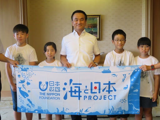 ぶち海体験隊の代表4人と山口県の村岡嗣政知事