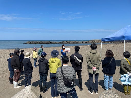 ビーチクリーン活動のイメージ（活動中には『うみがたり』担当者によるマイクロプラスチック問題など、身近に感じられる海洋問題のレクチャーが予定されています）