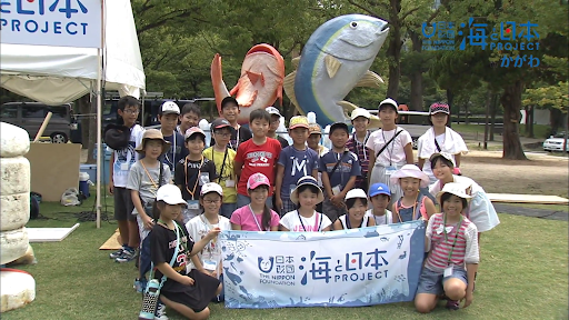 拾ったプラスチックごみでオブジェを制作（イメージ写真）