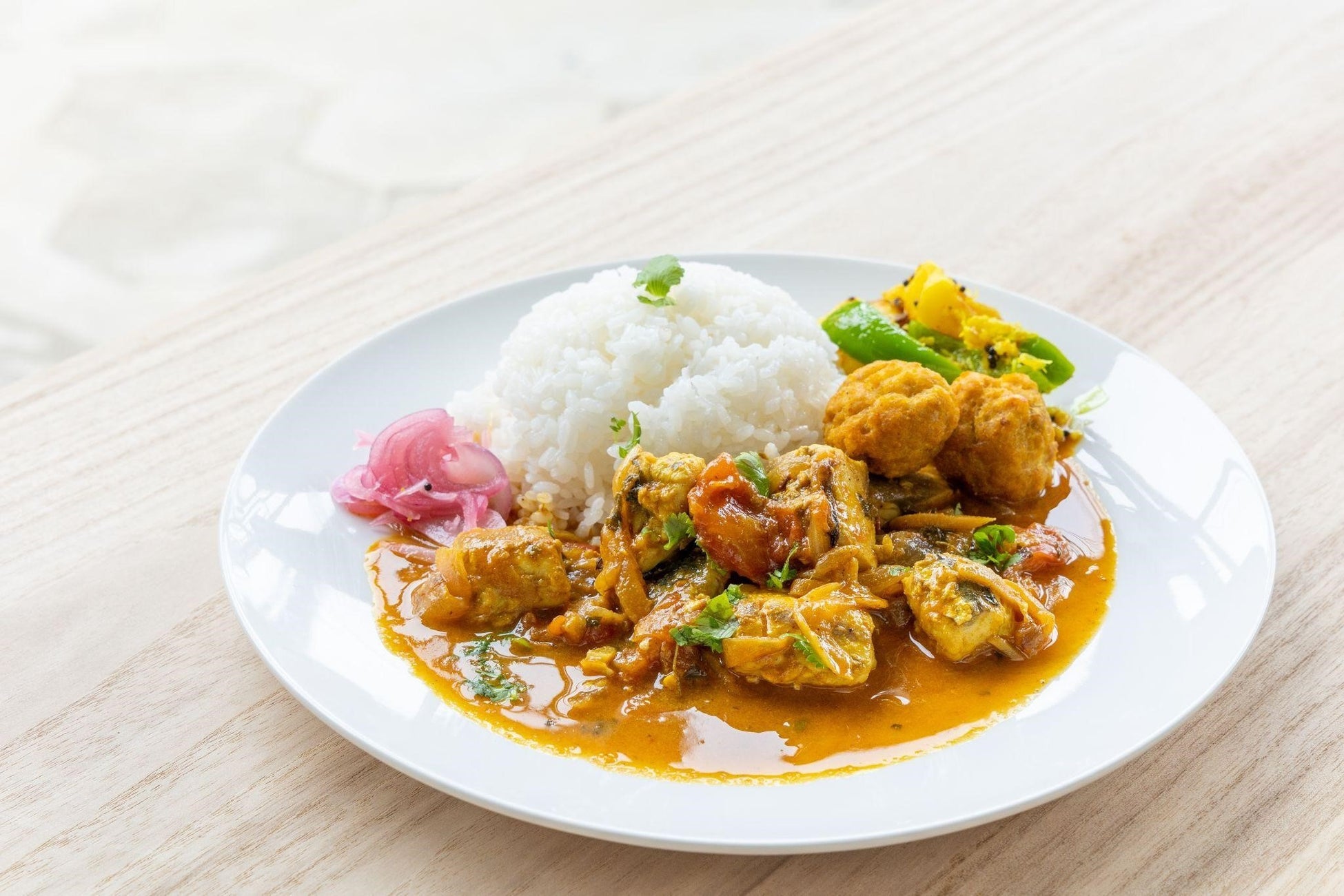 「出汁とスパイスかおる お魚ごろごろカレー」(販売価格:1000円)