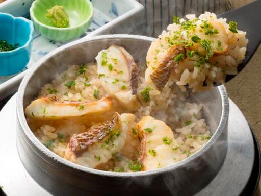 ▲提供メニューのひとつ　季節の釜飯膳「鯛と北海道産天然青海苔」