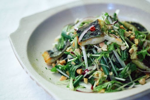 アレンジレシピ「アイゴの干物のソテー エスニックサラダ仕立て」(Webメディアで紹介)