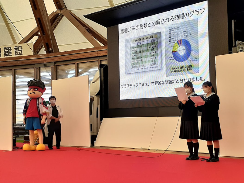 出雲西高校の生徒が海洋ごみ調査をステージで発表