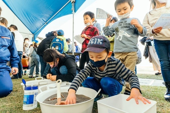 △函館の砂浜に隠れている海ごみを探し出す「小さなプラスチックごみ 見つけて数えて！」で遊ぶ様子