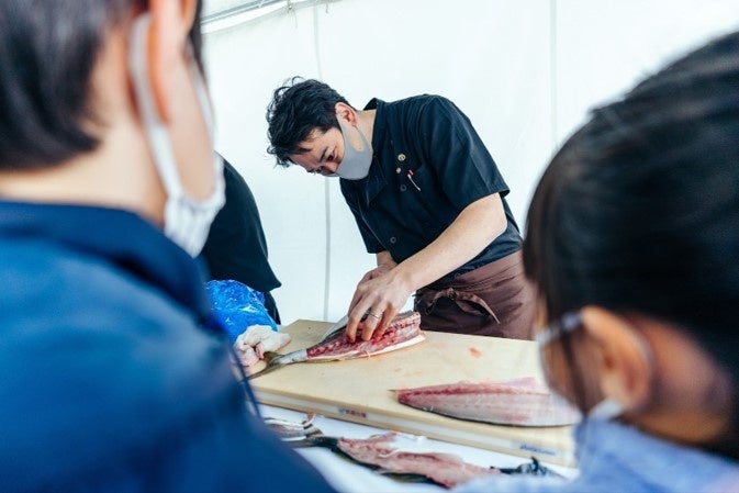 △料理人さんがブリ1匹を捌いていくスピードと迫力に、子供達は釘付け