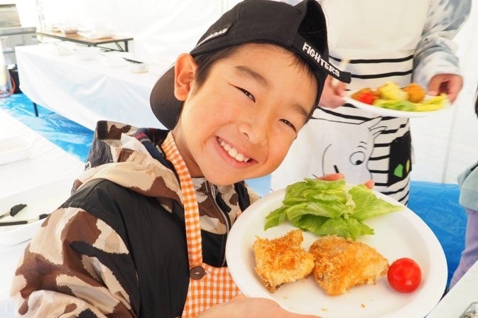 △一から自分たちで作ったブリたれカツの完成に嬉しそうな表情