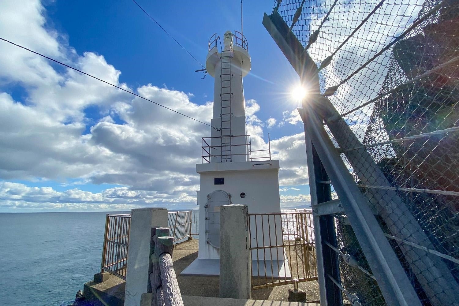 津軽海峡にせりだす日浦岬の突端に立つ日浦岬灯台