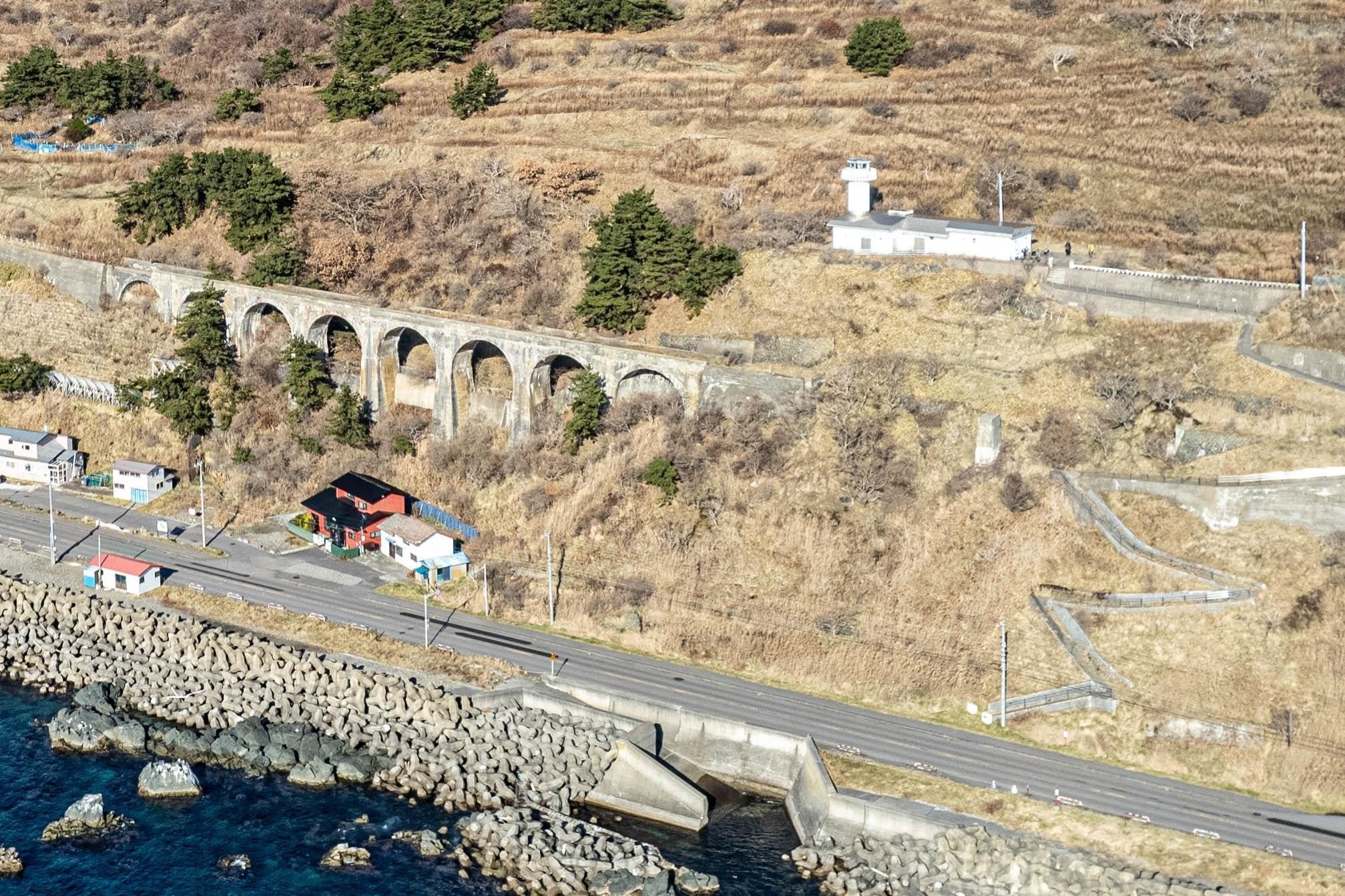 旧戸井線アーチ橋と汐首岬灯台