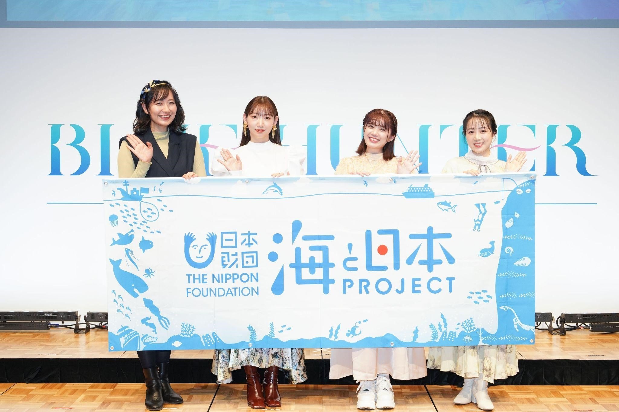 左から真行寺 沙羅(しんぎょうじ さら)役の上田瞳さん、須藤 藍白(すどう あしろ)役の井上麻里奈さん、日下部 真夏(くさかべ まなつ)役の長江里加さん、漣 燈子(さざなみ とうこ)役の高橋花林さん