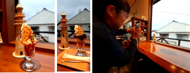 ▲灯台パフェ（パフェに灯台クッキーを添えて）＜写真右＞灯台パフェと灯台模型、そして窓の外には日御碕灯台が。