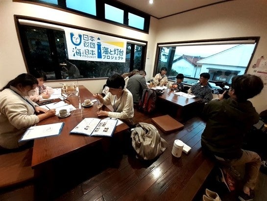 ▲新灯台スイーツ＆グルメ発表会。参加者は真剣に考え中…