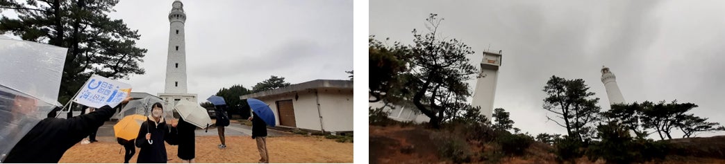 ▲出雲日御碕灯台と参加者 <右>右が出雲日御碕灯台、左がサブ灯台(ライトは沖合の浅瀬一点を見つめている)